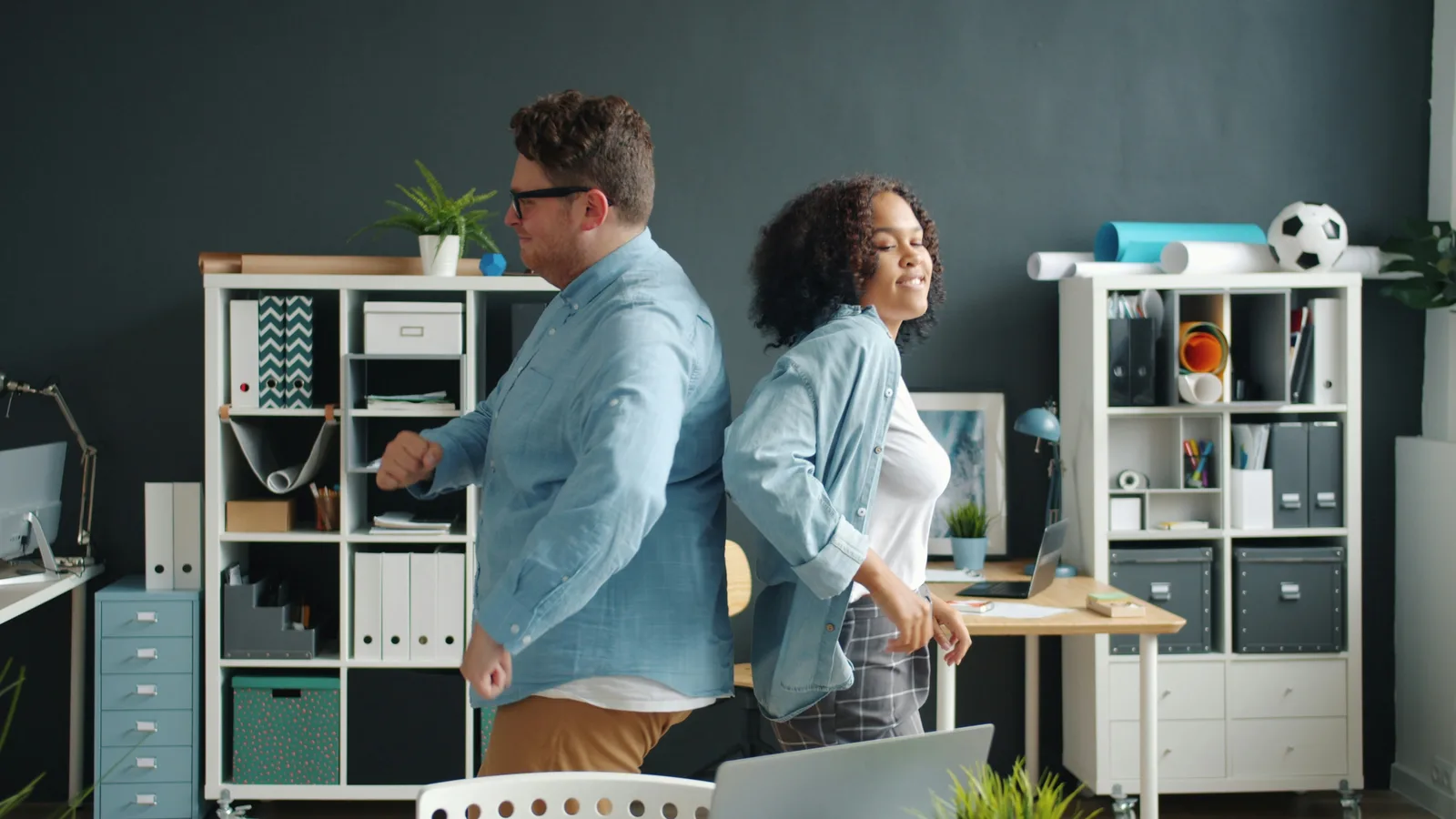 Collega's met plezier op de werkvloer